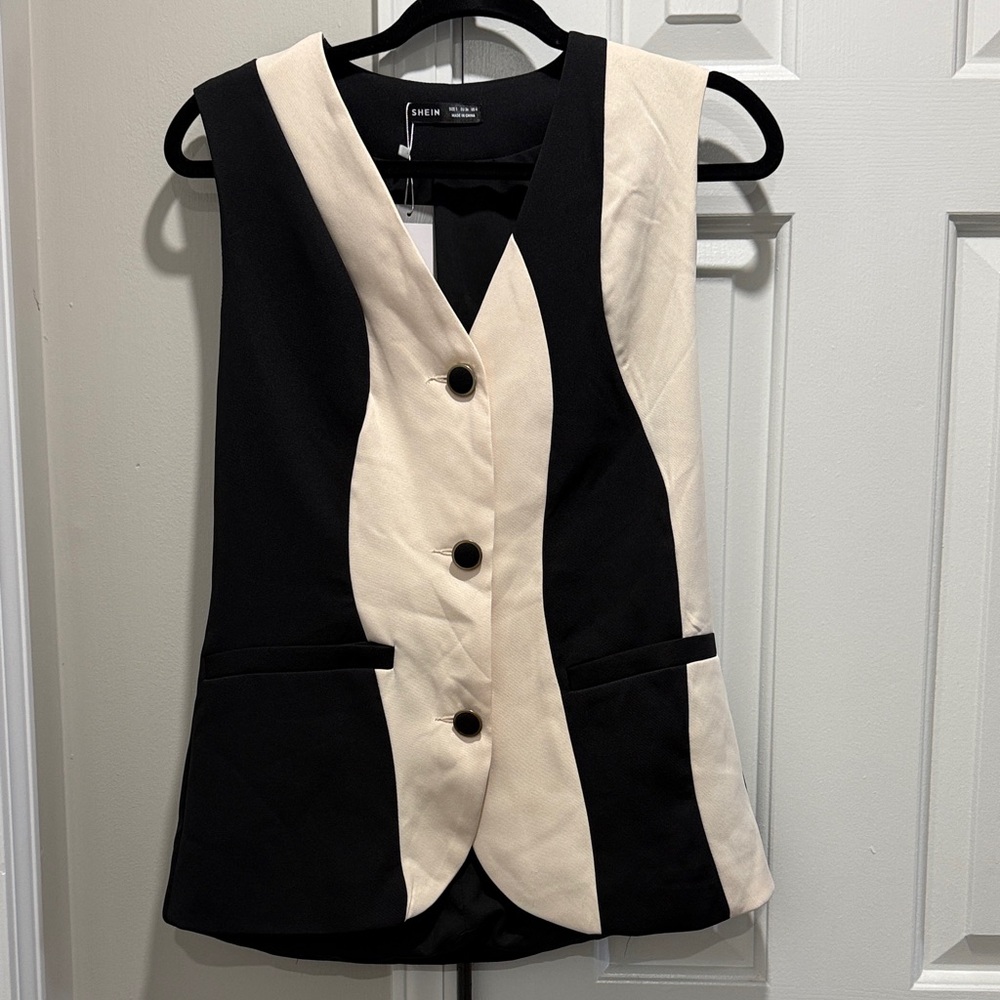 Women's Two-Tone Color
Blocking No Collar V-Neck Button Vest
